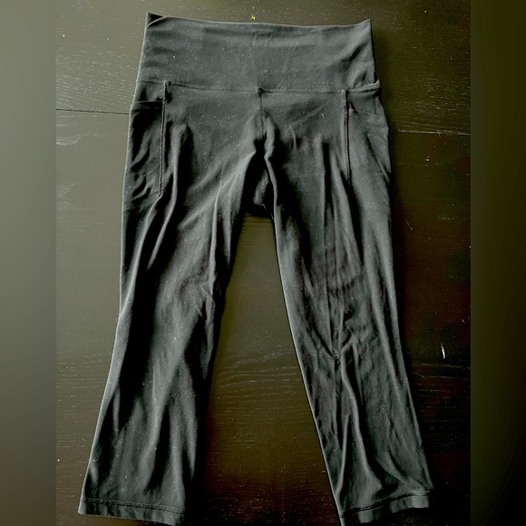 ATHLETA SALUTATION STASH CAPRI - Picture 1 of 4